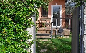 Acogedora Casa Con Verde Jardin By Cabana Rentals